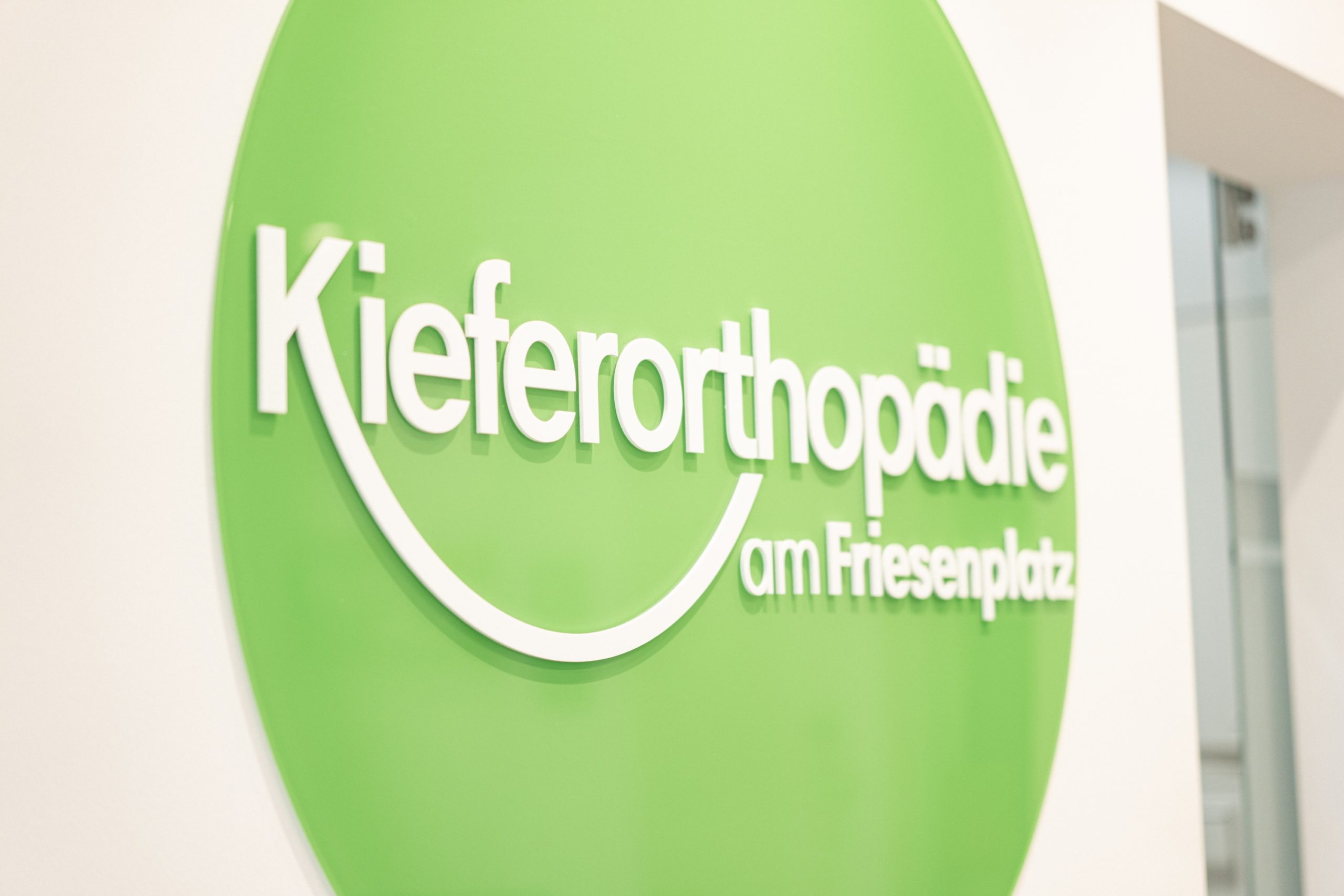 Kieferorthopädee am Friesenplatz - Logo in der Praxis