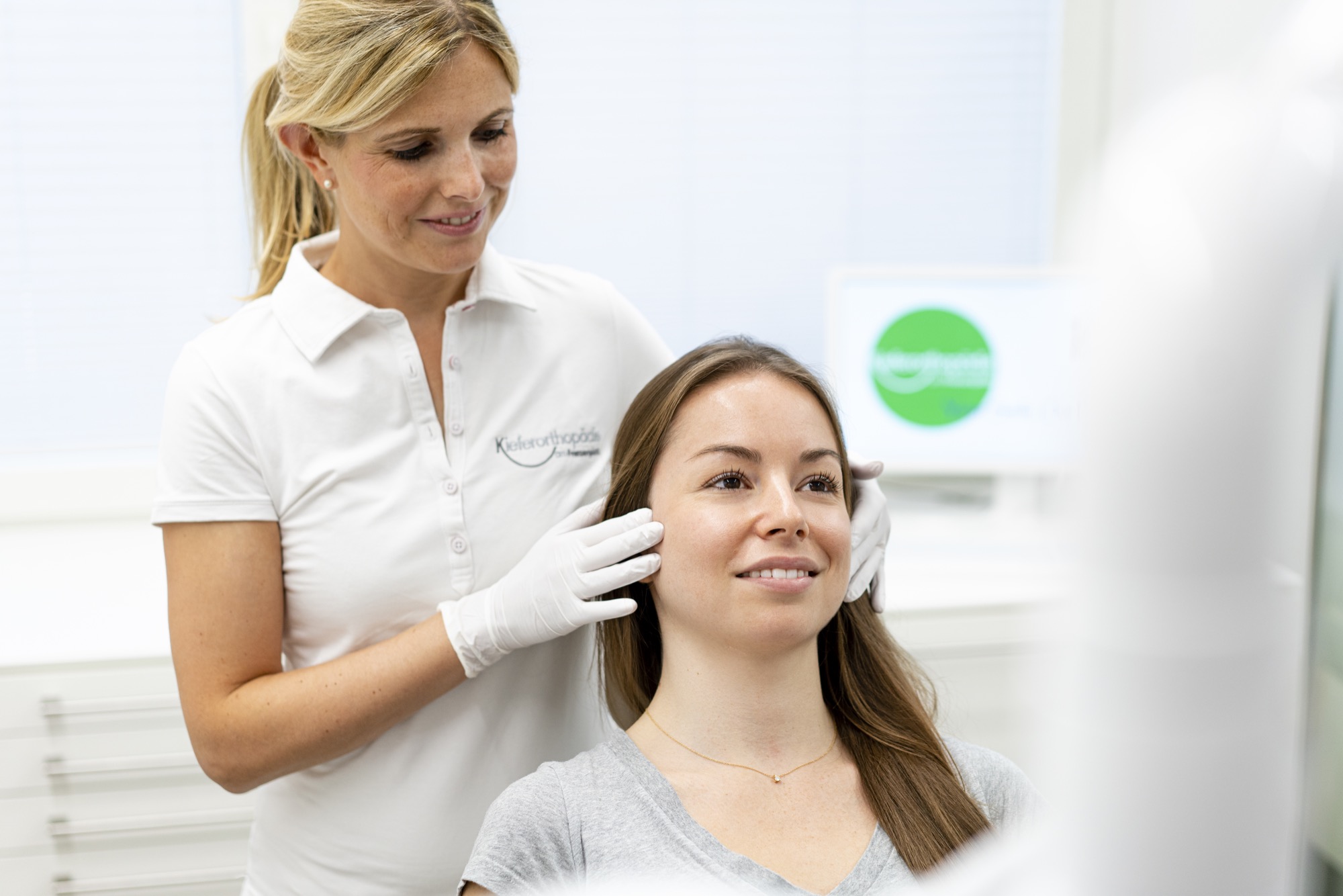 Kieferorthopädin Küpper-Wolf behandelt eine Patientin