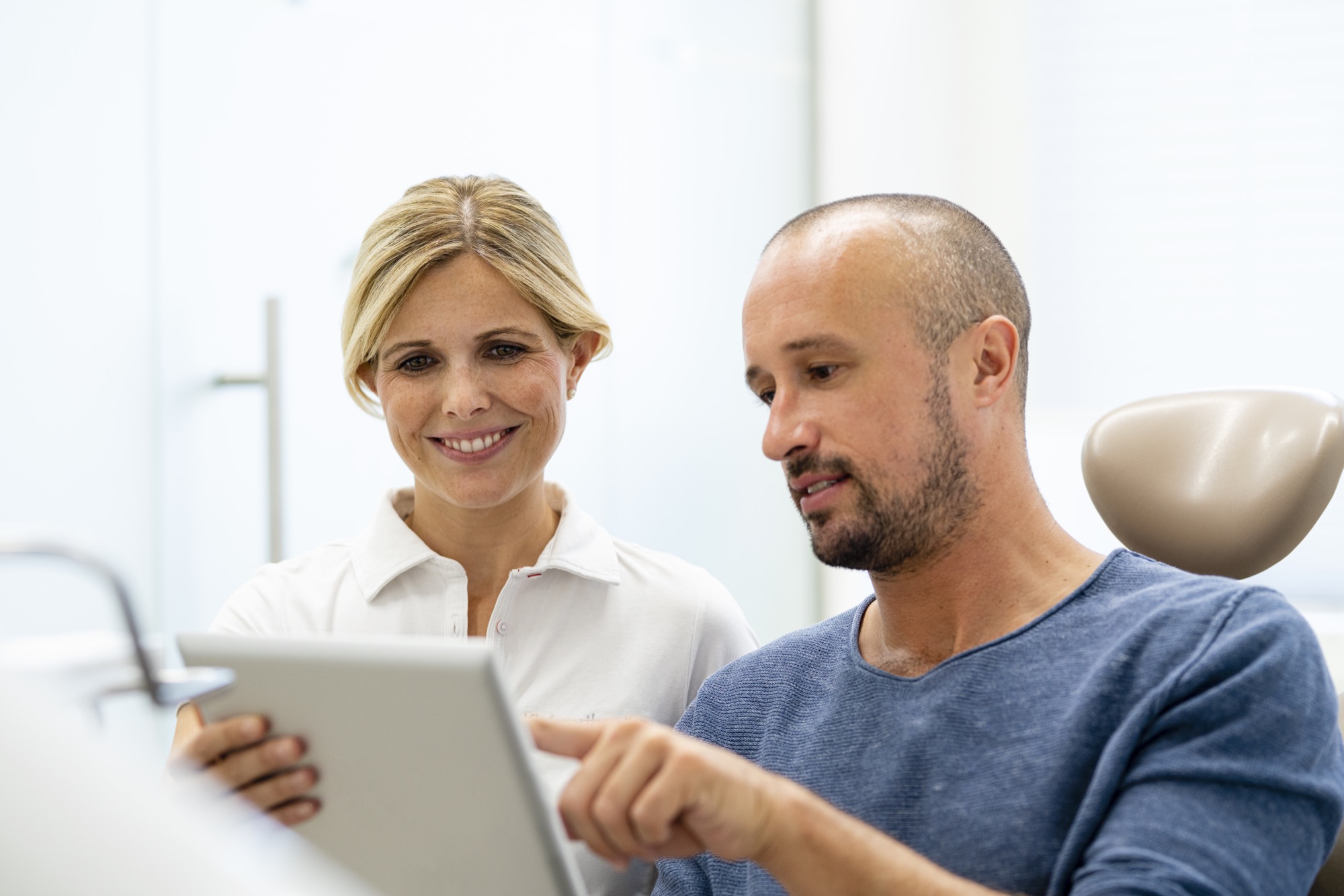 Kieferorthopädin Küpper-Wolf behandelt einen erwachsenen Mann