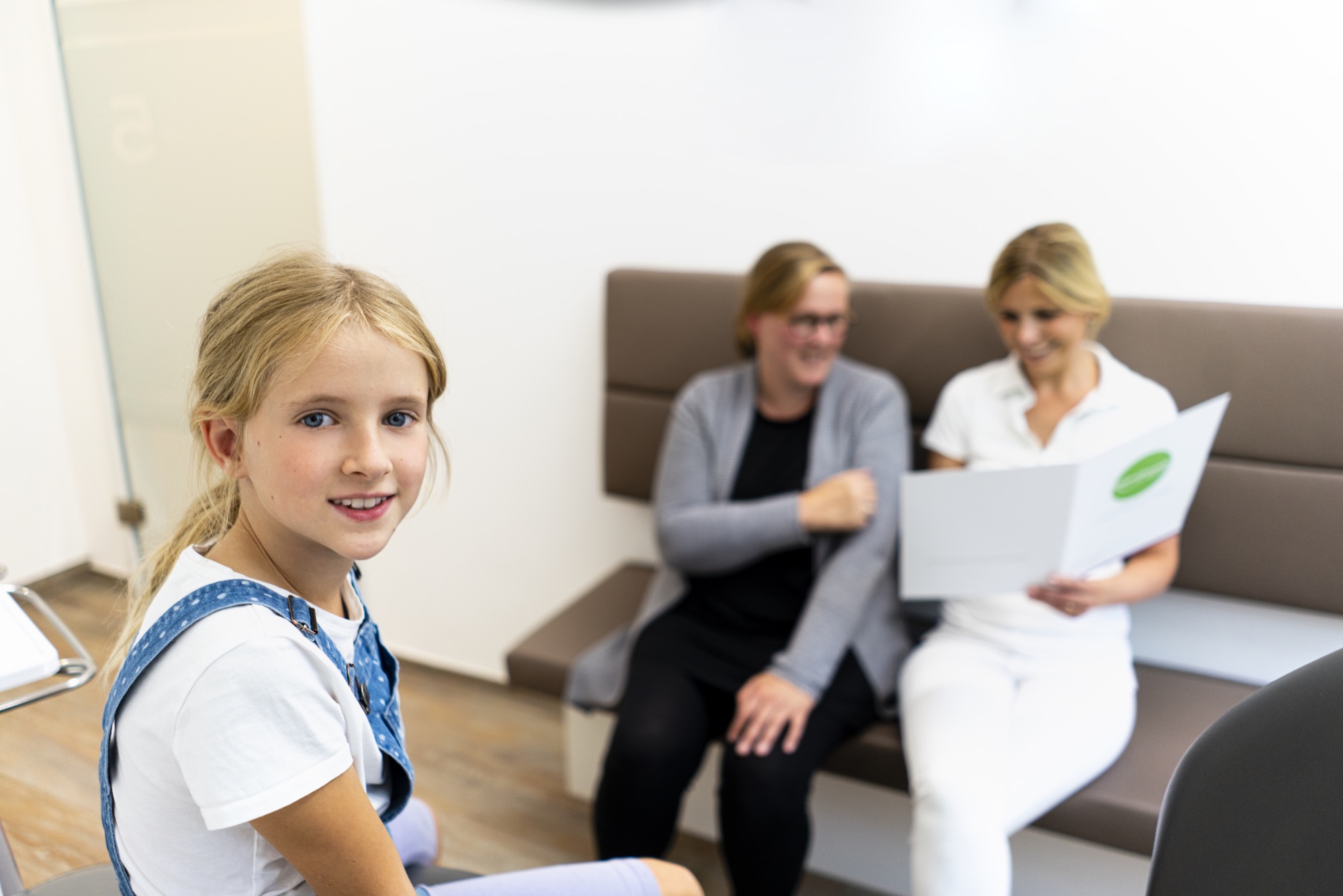 Junges Mädchen in der Kieferorthopädie am Friesenplatz.