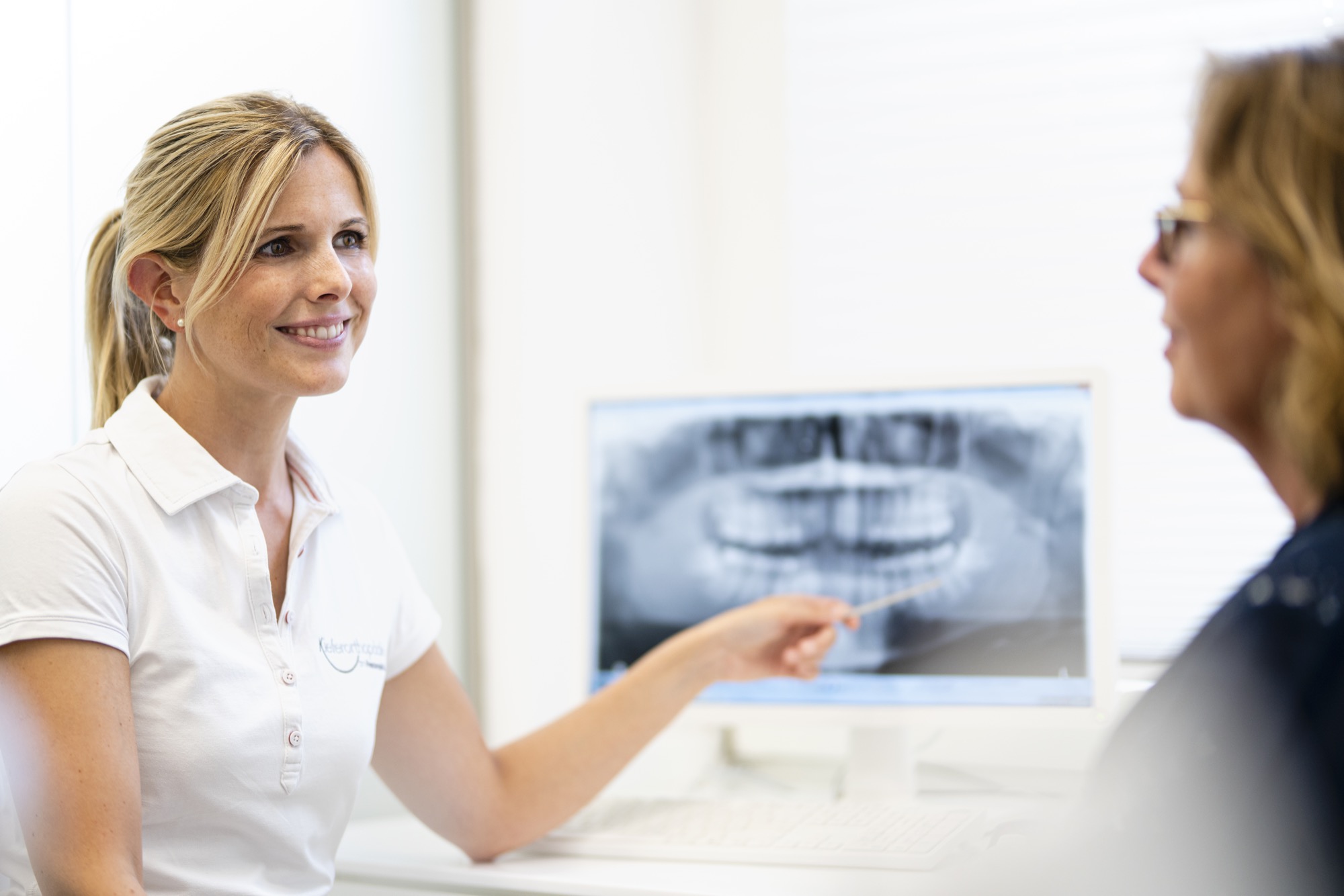 Kieferorthopädin Küpper-Wolf behandelt eine erwachsene Frau